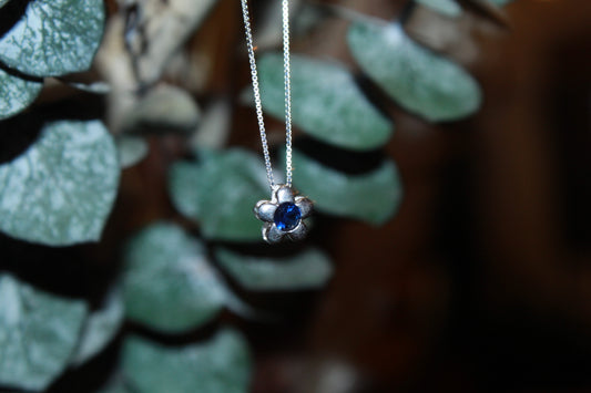 Collar Flor punto de luz